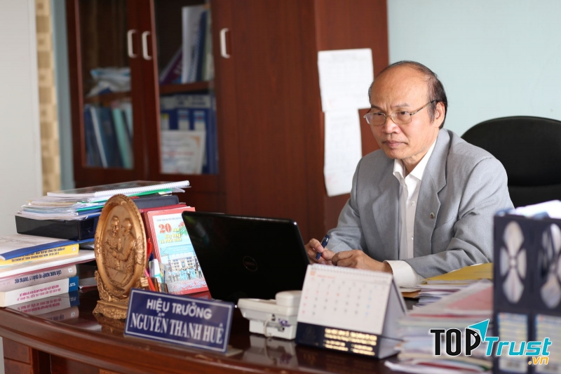 Thầy Lâm là một người giáo viên mà tôi luôn kính trọng và yêu quý