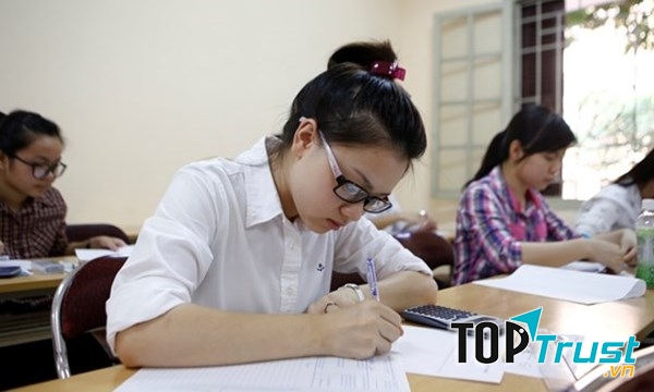 Thí sinh đang làm bài thi - Nguồn: Internet.