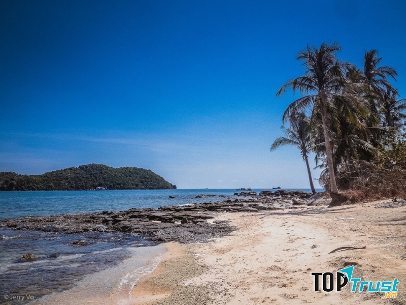 Bãi Vòng khá hoang sơ và tĩnh lặng