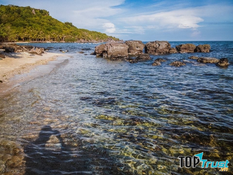 Bãi biển hoang sơ với những ghền đá và nước biển trong vắt