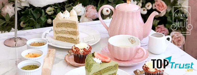   Nằm trên con phố Hàng Bông, Baked By Julie nổi bần bật với tone màu hồng ngọt ngào, dễ thương