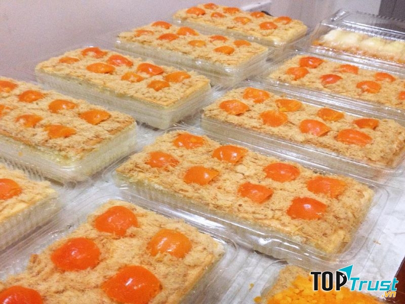Bánh mềm mịn, trứng muối to tròn hòa quyện nước sốt mặn – ngọt