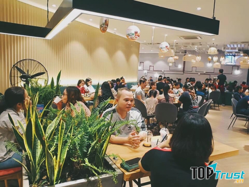 Quán luôn tấp nập khách