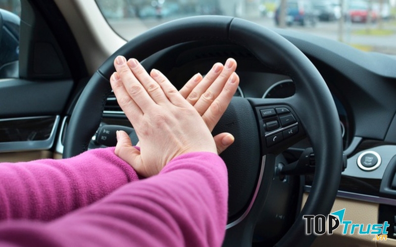 Bấm còi trong khu đô thị và khu đông dân cư trong thời gian từ 22 giờ ngày hôm trước đến 05 giờ ngày hôm sau