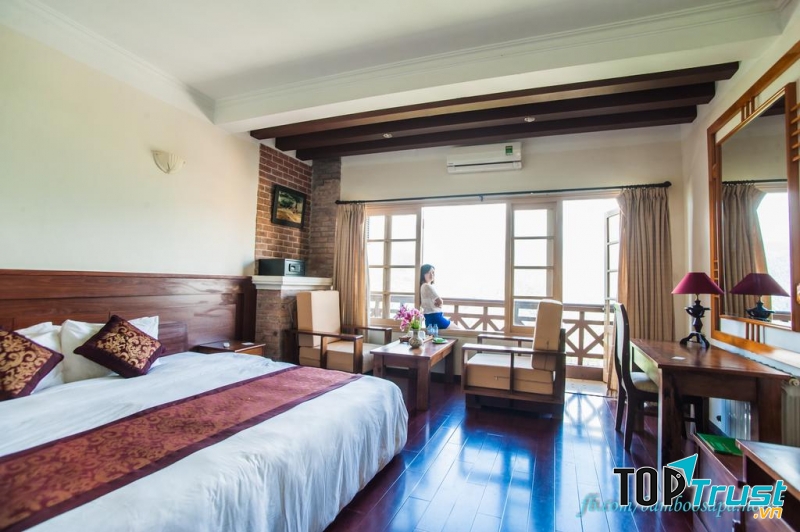 Phòng khách sạn được thiết kế theo lối tinh giản, hiện đại, cảm giác như không gian sống gần gũi