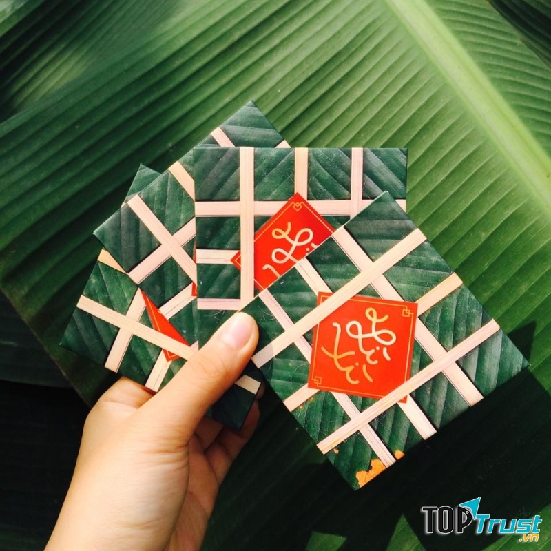 Cũng giống như bánh chưng, bao lì xì chính là vật phẩm không thể thiếu vào dịp Tết, nhưng thông thường những người thành thị lại rất lười phải đi mua các mặt hàng này vì ngày cận Tết hầu như cửa tiệm nào cũng đông.