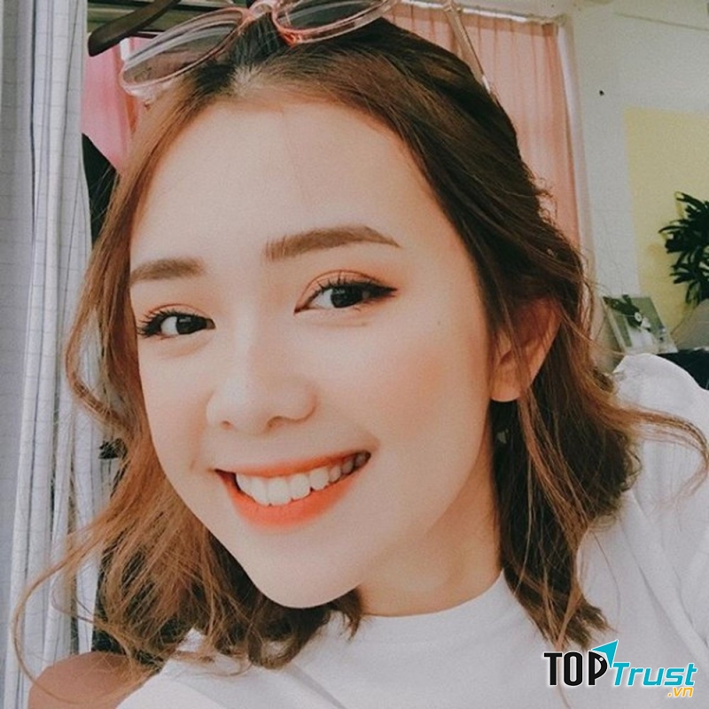 Cô ấy mỉm cười với bạn