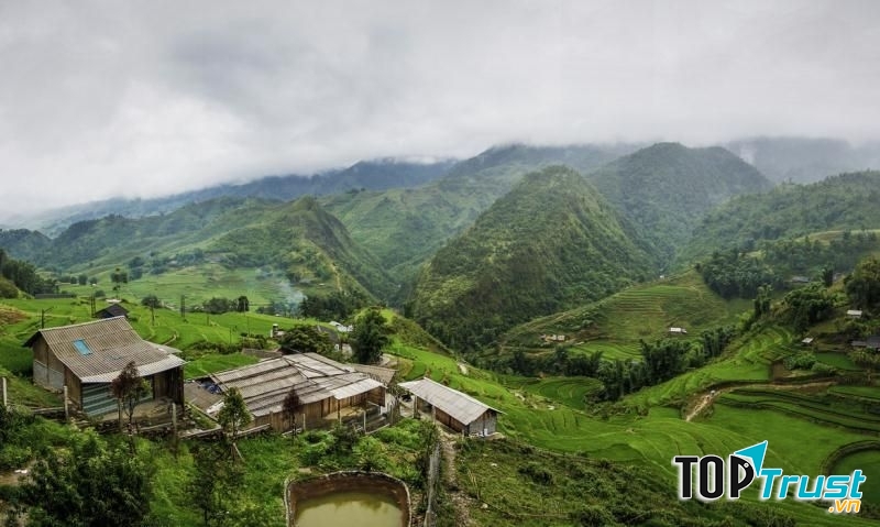 Những cung đường với những cánh đồng bậc thang tạo nên bức tranh thật giản dị và gần gũi.