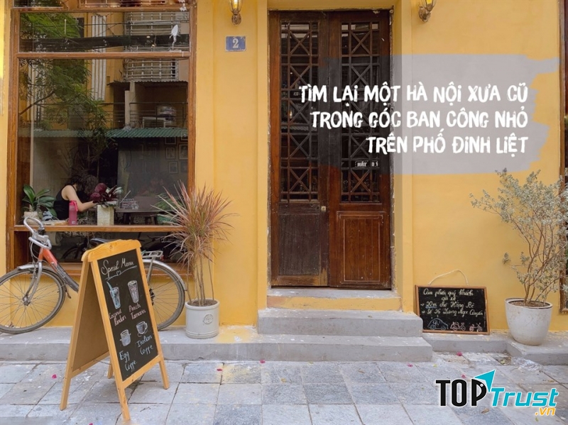 Ban Công nhìn từ ngoài vào