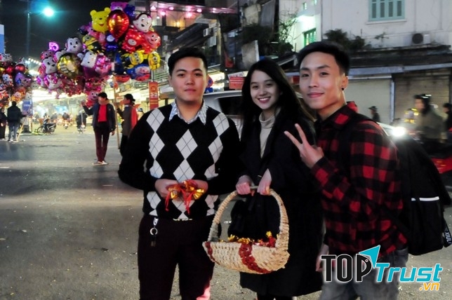 Những bạn trẻ lặng lẽ kiếm thêm trong giao thừa