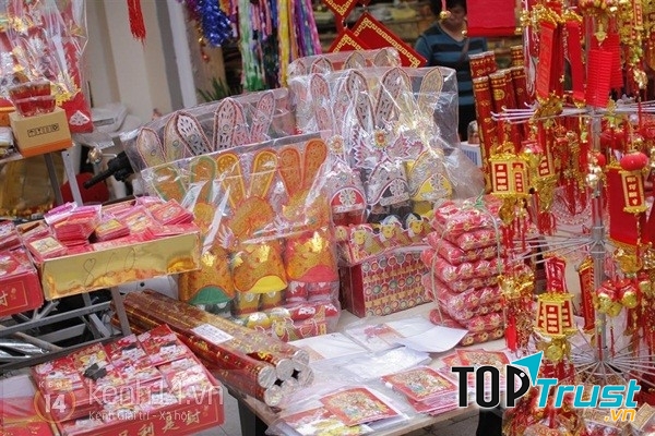 Những ngày vào dịp cuối năm, những ngôi nhà trên các tuyến đường sầm uất thường thi nhau bán giấy tiền, nhan đèn, loại hình này thấy có vẻ mê tín nhưng lại rất hút thương mại.