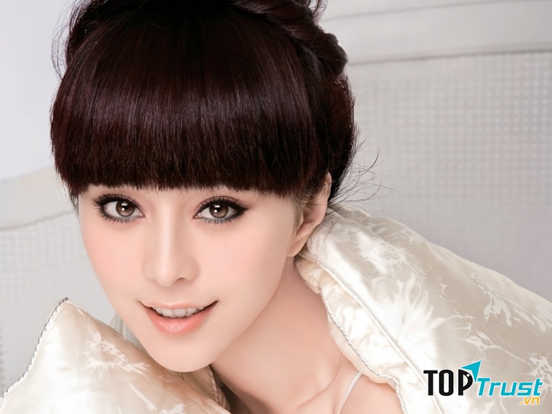 Nếu vẫn muốn kẻ mí dưới, bạn chỉ nên kẻ một nửa mí dưới chứ không nên kẻ hết toàn mí