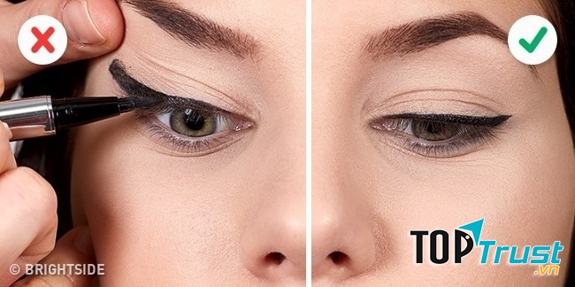 Bạn đừng cố kéo đuôi mắt chỉ để kẻ một đường liner thật thẳng