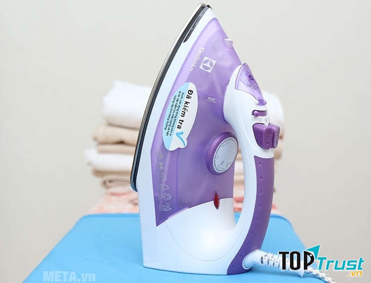 Bàn ủi hơi nước Electrolux ESI4015