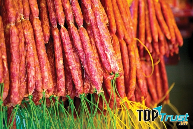 Nếu có mối quan hệ với những lò lạp xưởng ngon, uy tín, bạn có thể thăm dò giá và rao bán với mức chênh lệch. Chỉ cần đảm bảo là nguồn hàng chất lượng, năm sau vẫn sẽ được ủng hộ rất nhiệt tình.