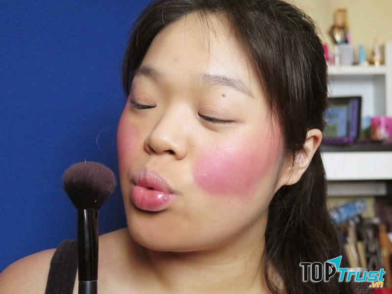 Bạn nên tránh sử dụng quá nhiều phấn má hồng, nhất là khi lớp nền của bạn chưa đẹp