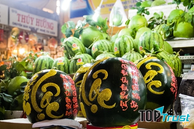 Những năm gần đây, các loại trái cây với kiểu dáng độc đáo lạ mắt thường rất hút hàng. Không chỉ với mục đích cúng kiếng, nhiều chủ nhà còn thích dùng trái cây để chưng như một loại quả kiểng trang trí ngày Tết.