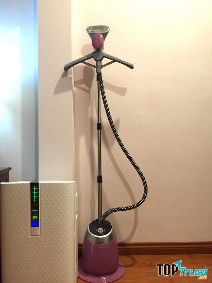 Bàn ủi hơi nước dạng đứng Lock&Lock ENI211 được thiết kế sang trọng và đẹp mắt, giúp bạn dễ dàng là phẳng quần áo dù đang ở đâu.