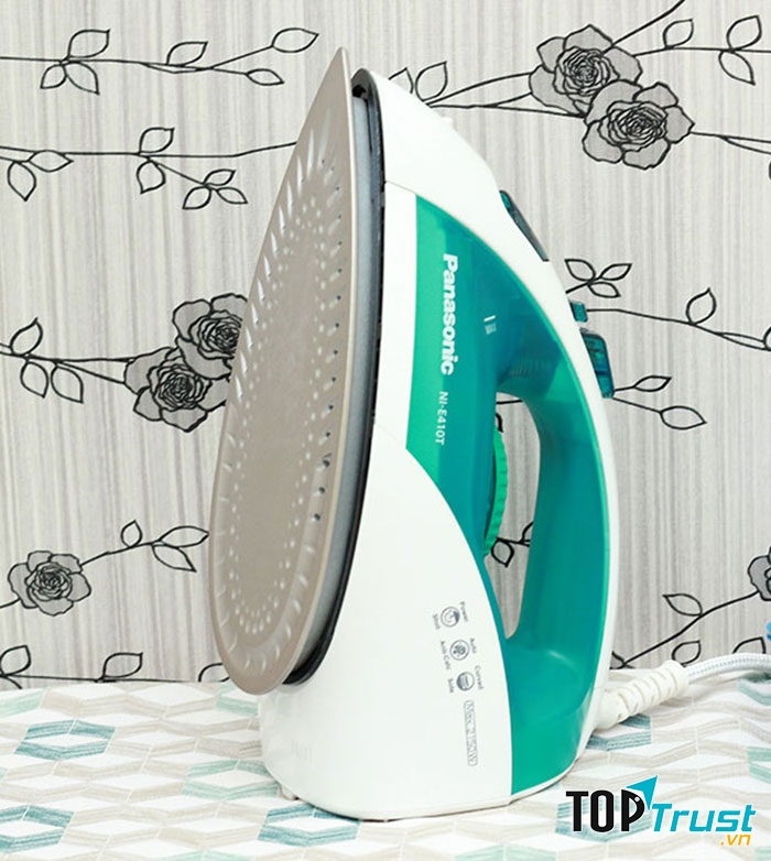 Bàn ủi hơi nước Panasonic NIE410T sử dụng một mặt đế làm bằng Titanium cao cấp
