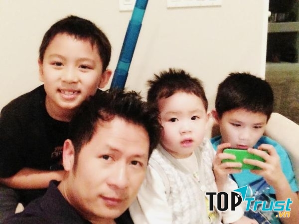 Bằng Kiều chụp tự sướng cùng ba cậu con trai