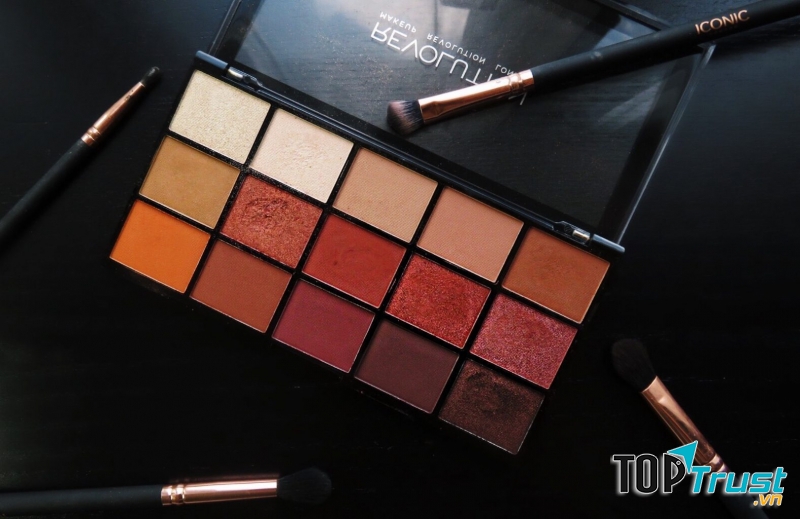 Đáp ứng ước muốn này của các cô nàng, nhà Makeup Revolution cho ra mắt bảng phản mắt Makeup Revolution Reloaded Palette được nhiều chị em ưa chuộng.