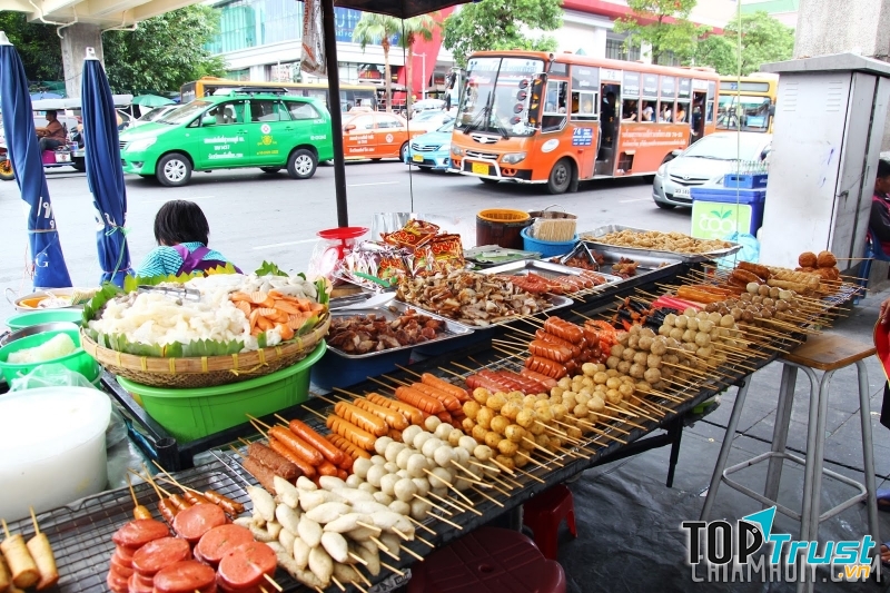 Các món ăn vỉa hè ngon miệng với giá cả phải chăng.