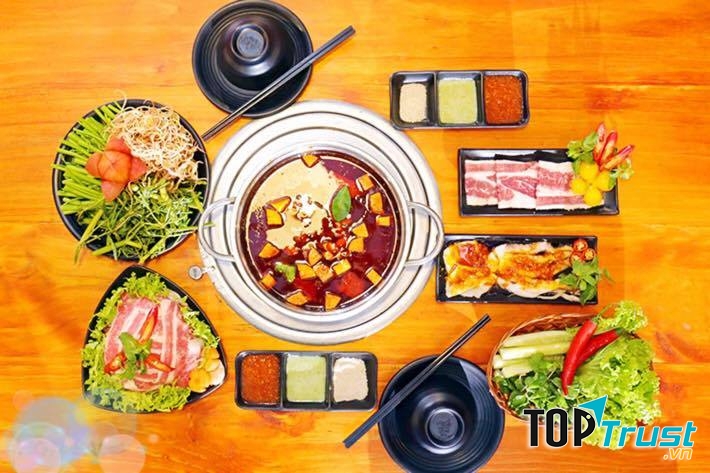 Món Thái hấp dẫn tại nhà hàng.