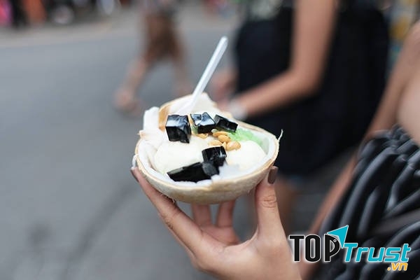 Đến ẩm thực đường phố ở Bangkok, bạn sẽ không thể bỏ qua món kem dừa