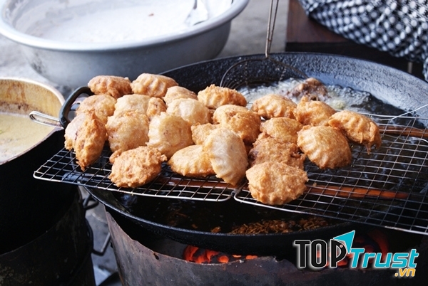Vừa ngồi bên bếp lửa vừa thưởng thức hương vị bánh áp chao sẽ rất thú vị