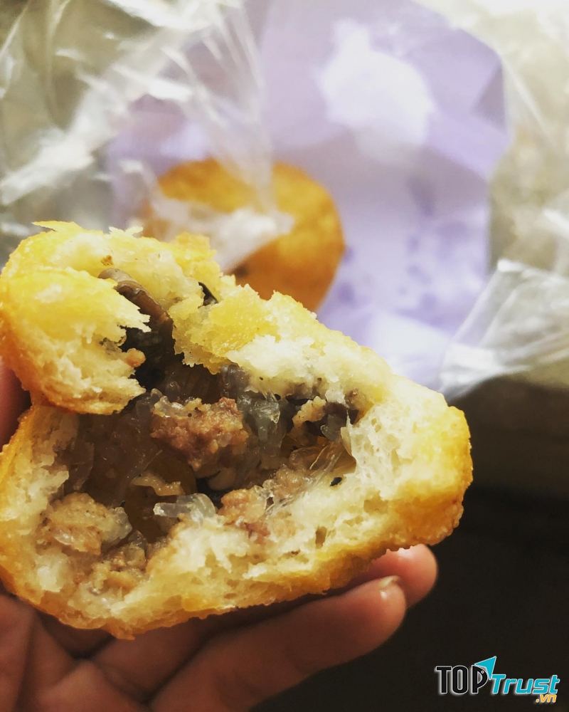 Bánh bao có vỏ chiên vàng, phần nhân đầy ắp