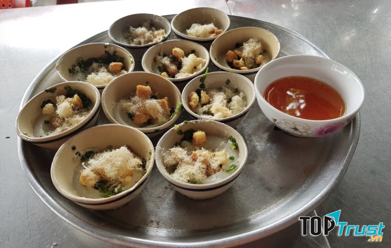 Món bánh bèo hấp dẫn đông đảo các thực khách tại quán bánh bèo - 98 Lê Trung Kiên