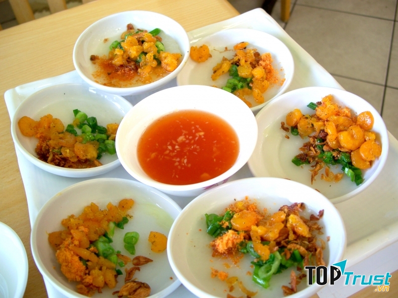 Bánh bèo ăn kèm với nước mắm tỏi ớt.