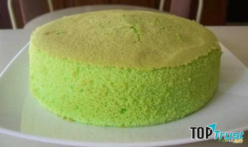 Với sự kết hợp các nguyên liệu làm bánh với nước cốt lá dứa sẽ đem lại một chiếc bánh bông lan vừa mới lạ về cả hình thức lẫn mùi vị.