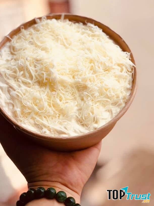 Bánh bông lan phô mai tươi là một món trong menu đồ ăn vặt mà bạn có thể tham khảo trên địa chỉ Facebook Ngọc Anh