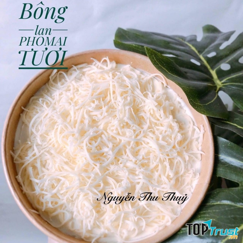 Miếng bánh bông lan phô mai tươi tại tiệm Nguyễn Thị Thu Thủy rất thơm, mềm; khi ăn cảm giác như tan trong miệng