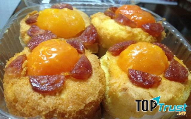 Bánh bông lan trứng muối vàng rượm