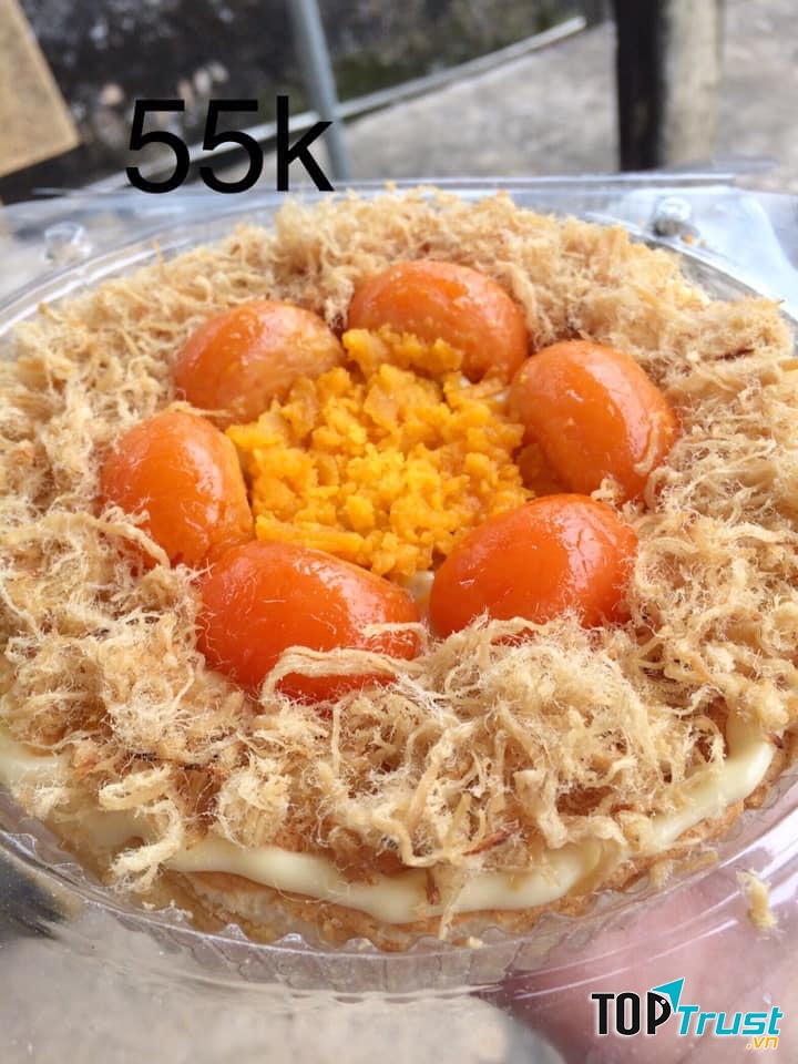 Bánh bông lan trứng muối Phuong Phuong được đánh giá là có cốt bánh cực mềm, xốp, không bị ngọt