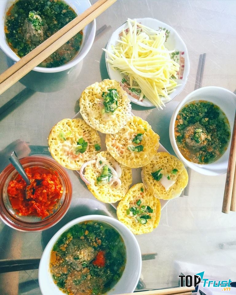 Một suất bánh căn 6 chiếc ăn kèm nước chấm xíu mại và xoài chua