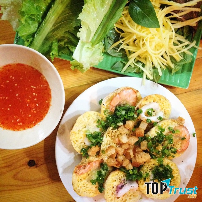 Quán mở từ lâu được chục năm rồi nên rất có uy tín, giá cả vừa phải, phục vụ nhiệt tình, có chỗ để xe nhé các bạn.