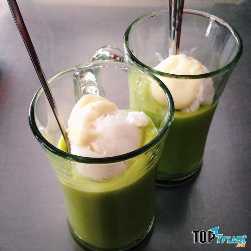 Nhâm nhi một ly kem bơ lạnh buốt chạm ngay đầu lưỡi rồi đọng lại nơi cổ họng vị ngọt nhè nhẹ của kem