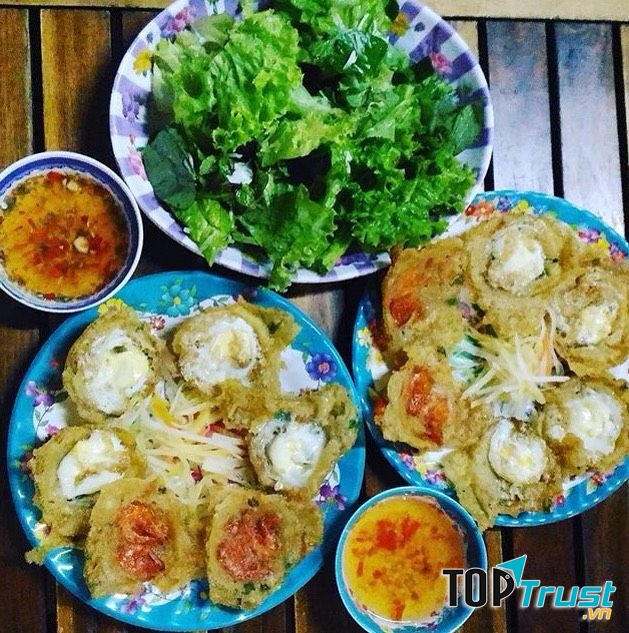 Cũng làm từ bột gạo nhưng bánh căn ít dầu mỡ và đỡ ngấy hơn
