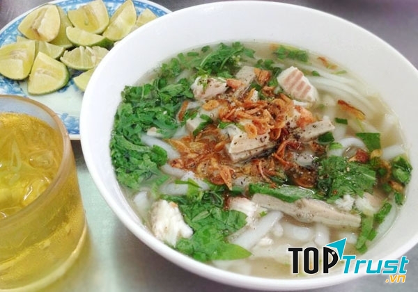 Bánh canh được làm từ cá lóc đồng nên rất thơm và ngọt.