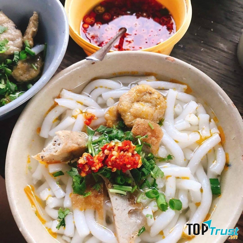 Bánh canh cứu đói đêm khuya tại Nha Trang