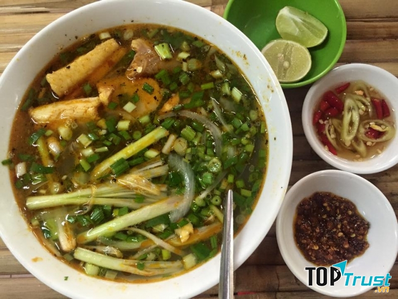 Nằm ngay đường Trường Sa, cạnh dòng sông Nhiêu Lộc, bánh canh cá lóc ở đây rất đặc biệt, mọi thứ nguyên liệu đều do chủ quán tự chế biến như hành phi, muối ớt, sa tế...