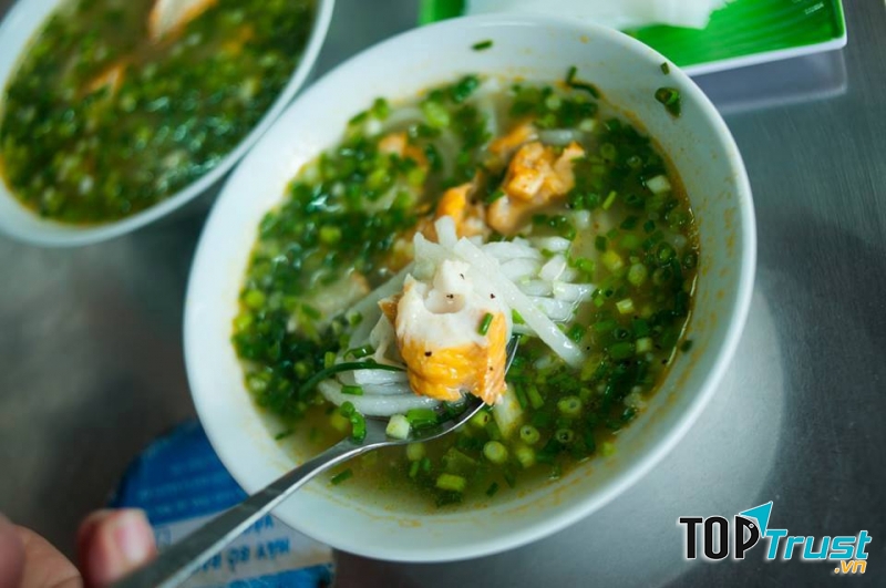 Điểm cộng tại bánh canh cá lóc Trường Sa là nhân việt nhanh nhẹn, nhiệt tình, đồ ăn ngon, hợp vệ sinh mà giá thành lại cực hợp lý giúp nơi đây trở thành địa điểm ăn sáng quen thuộc của người dân.