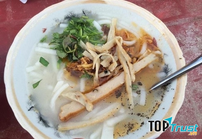 Bánh canh cầu Thuận Phước giá rất rẻ, chỉ 7.000 VNĐ/tô