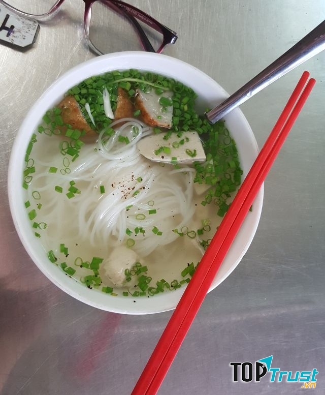 Một tô bánh canh cá nhiều hành tại quán