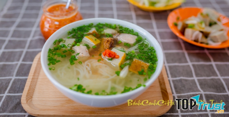 Quán không có rau ăn kèm mà ai muốn ăn thêm chả cá hay bánh mì có thể gọi riêng