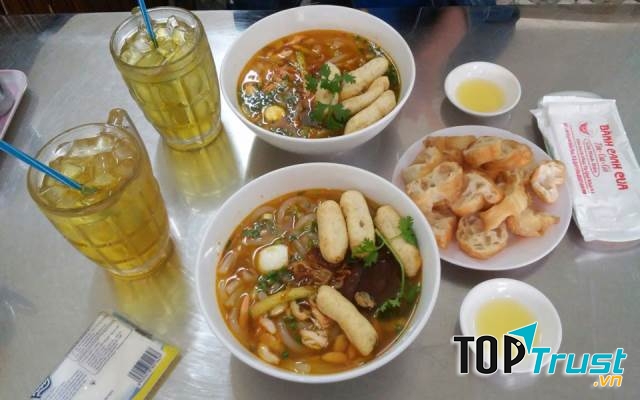 Tô bánh canh hấp dẫn nêm vừa ăn