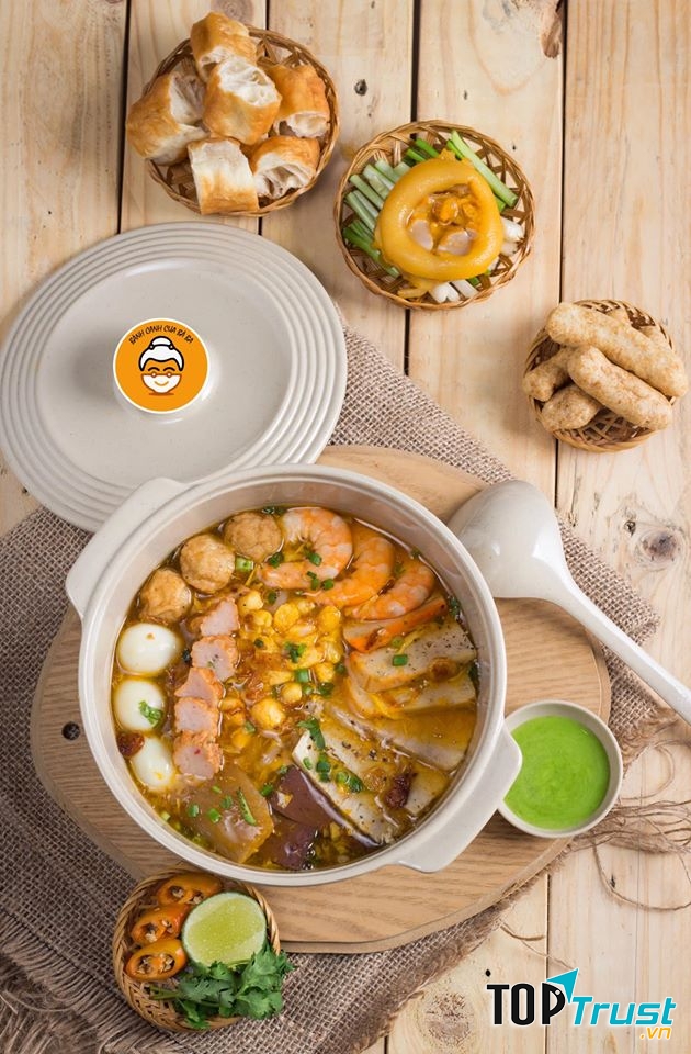 Bánh canh cua nồi là món ăn đặc trưng của Bánh canh cua Bà Ba